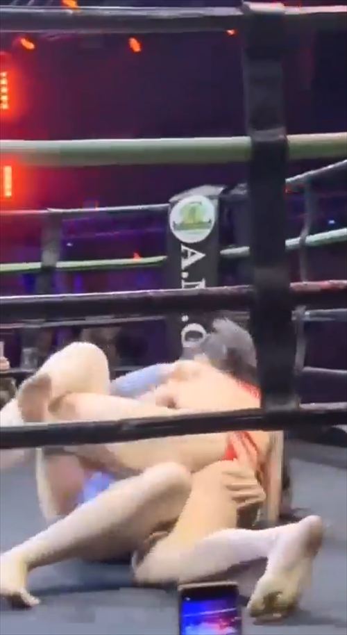 海外プロレス美女エロシーン尻揺れロープ痛いポーズ3