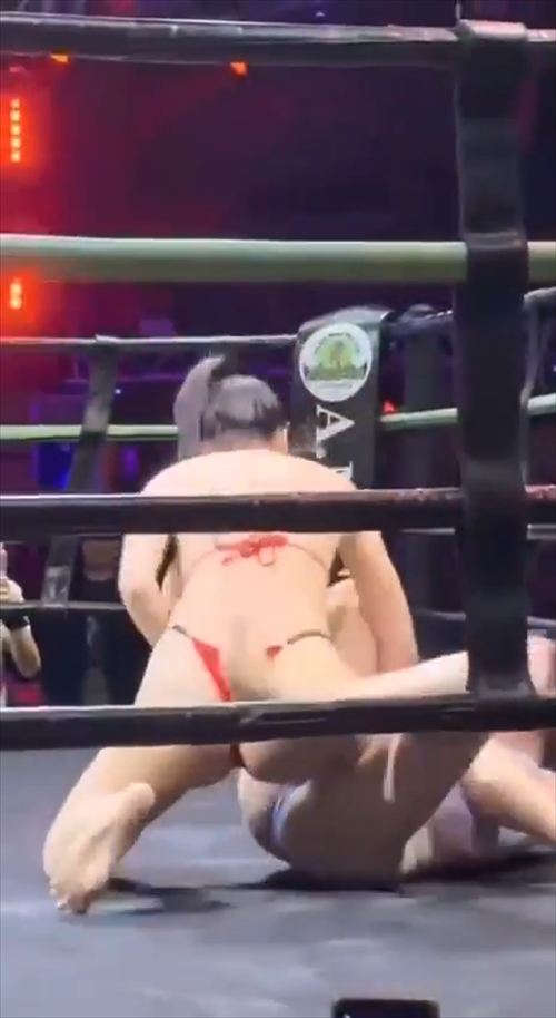 女子プロレスストリップショー風ビキニ股開き固め技4