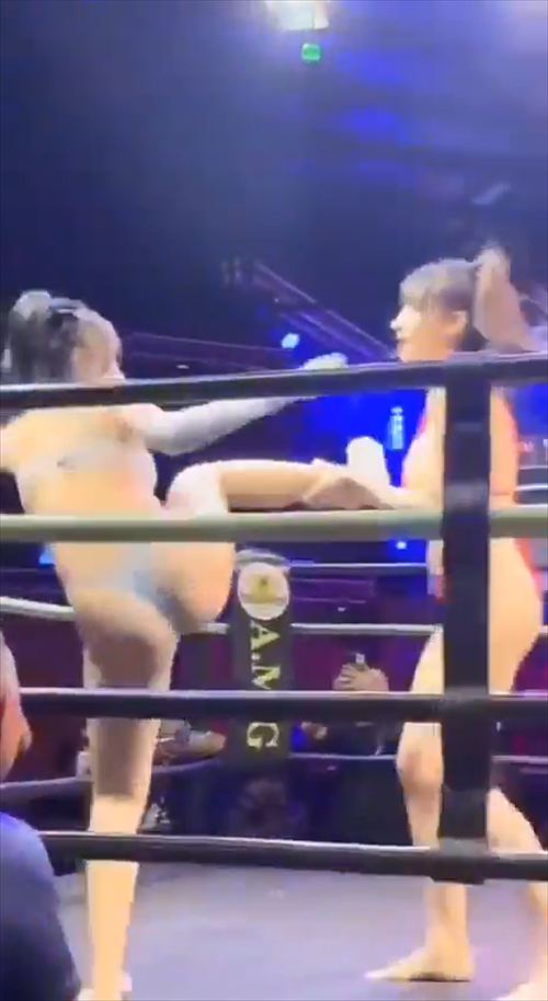 海外エロプロレス動画美女絡み具見えそうタイミング5