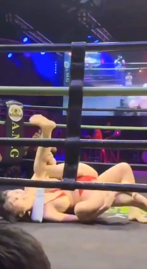 海外女子プロレスエロハプニングロープ視線遮るシーン7