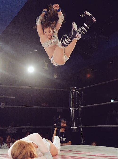 エロ海外プロレス動画ビキニ股間固め恥ずかしポーズ15