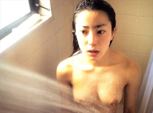 菅野美穂、乳首ヌードおっぱいエログラビア画像