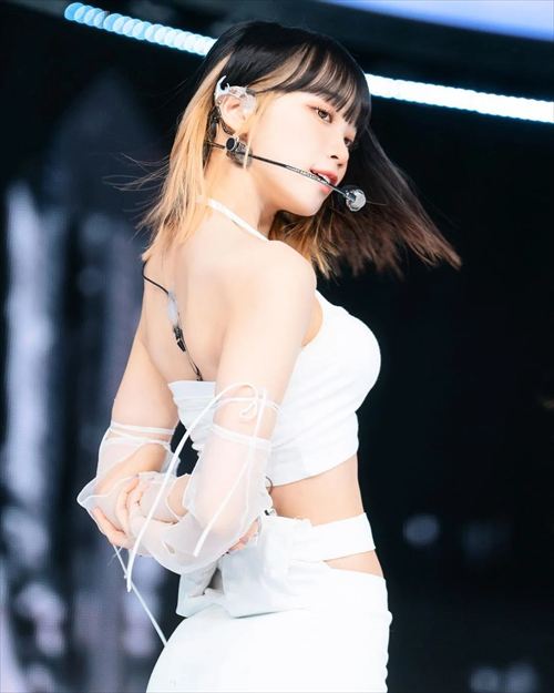 LE SSERAFIM・キム・チェウォングラビア自撮りライブおっぱいエロ画像