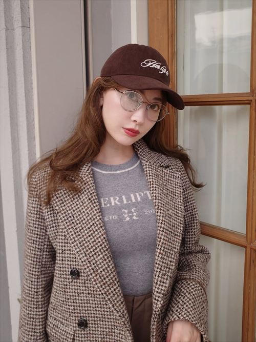 小嶋陽菜 キャップとジャケットグレーセーター ROSIERスタイル