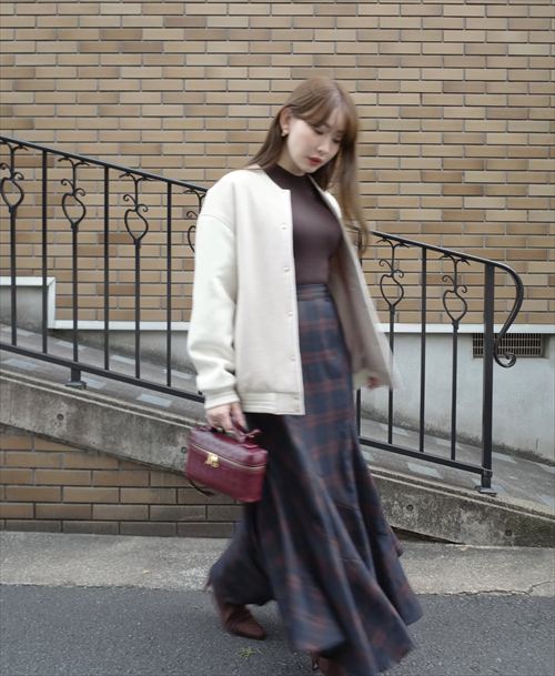 小嶋陽菜 白カーディガンチェックスカート 歩くポーズ グラビア