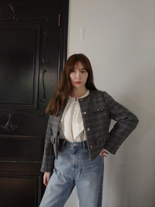 小嶋陽菜 グレーショートジャケットジーンズ ポーズ Her lip to