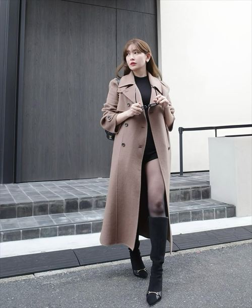 小嶋陽菜 ベージュコートサングラス持ち 歩くファッション