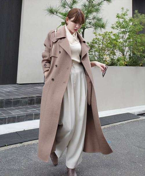 小嶋陽菜 ベージュコート白パンツ 街中グラビアショット