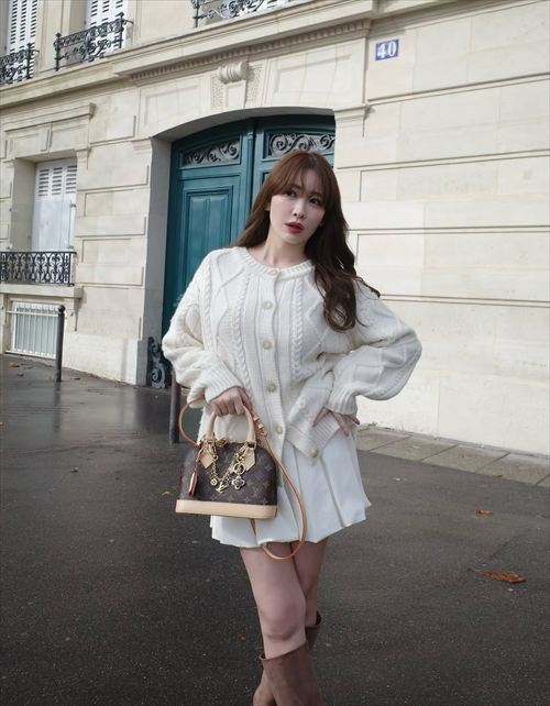 小嶋陽菜 白ニット白スカートブーツ バッグ持ち ファッション
