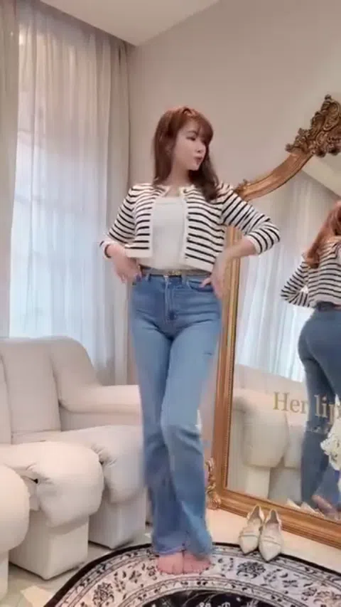 小嶋陽菜 ストライプカーディガンとジーンズで鏡前ポーズ Her lip toファッション