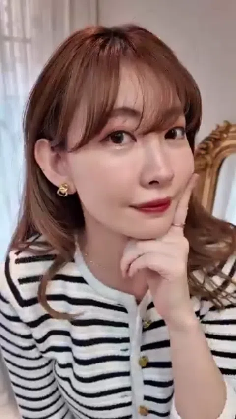 小嶋陽菜 クローズアップ顔ショット ストライプカーディガン着用 魅力的な表情