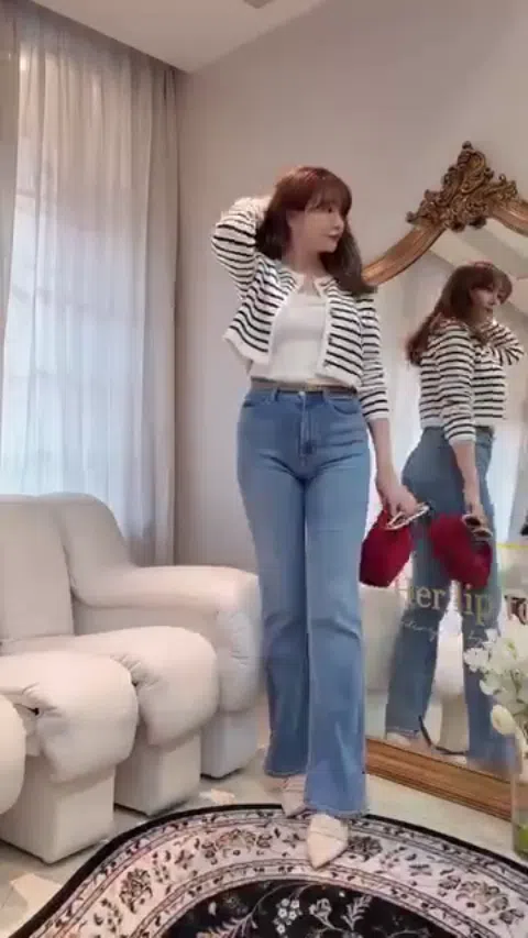 小嶋陽菜 ストライプカーディガンでポーズ 鏡映り セクシーグラビア