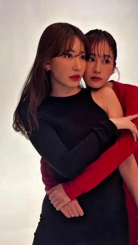 小嶋陽菜と友人 黒と赤ドレスで抱き合うショット ヤングマガジン