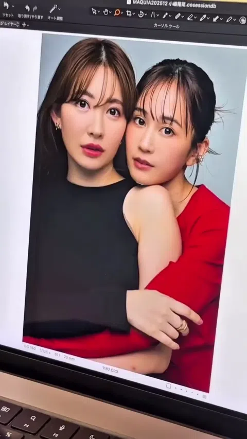 小嶋陽菜 ラップトップ画面に二人写真 グラビアオフショット