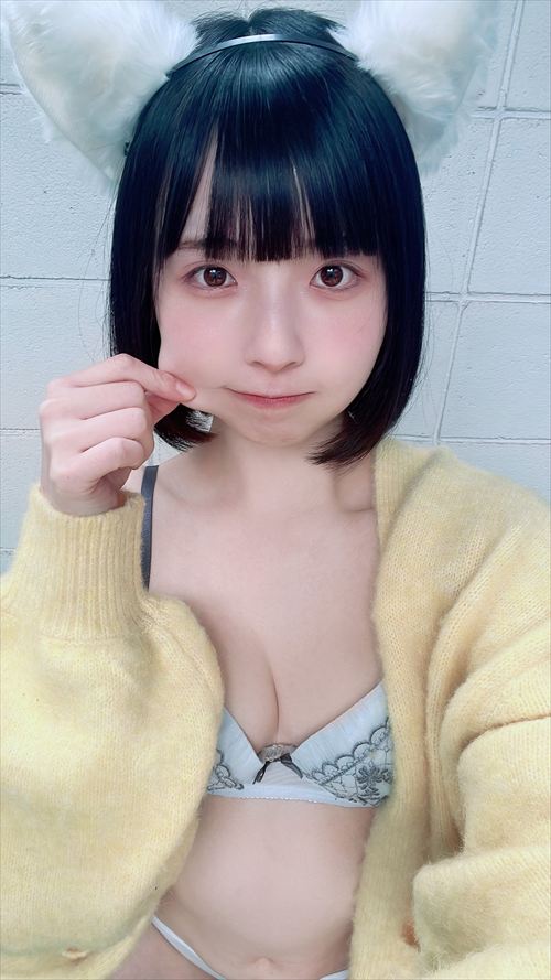 こまめ ランジェリーグラビア 透き通る白肌 微乳誘惑 エロショット