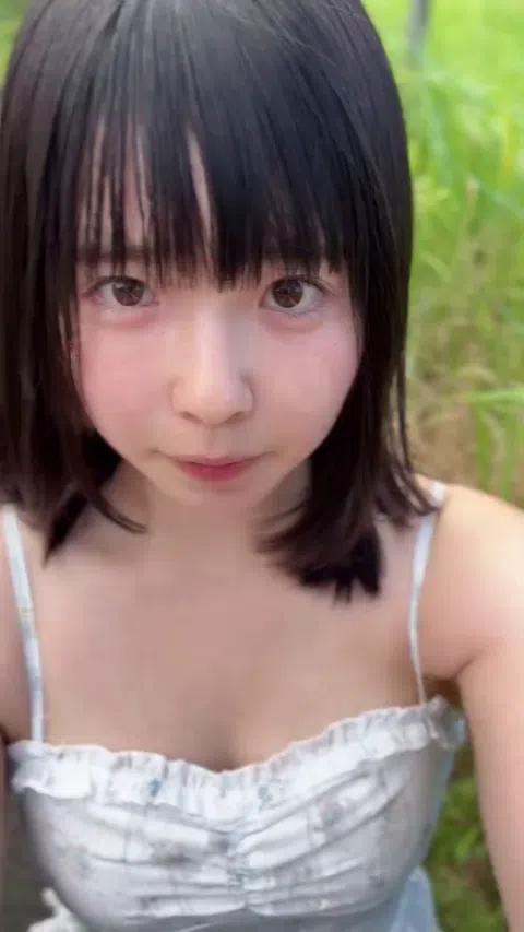 こまめ 文系ロリ キャミソール 前かがみ 胸チラ 微乳谷間 エロ自撮り