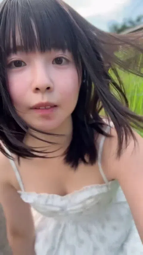 こまめ シルバーメガネ 文系女子 舌出し 谷間誘惑 エロ可愛 自撮り