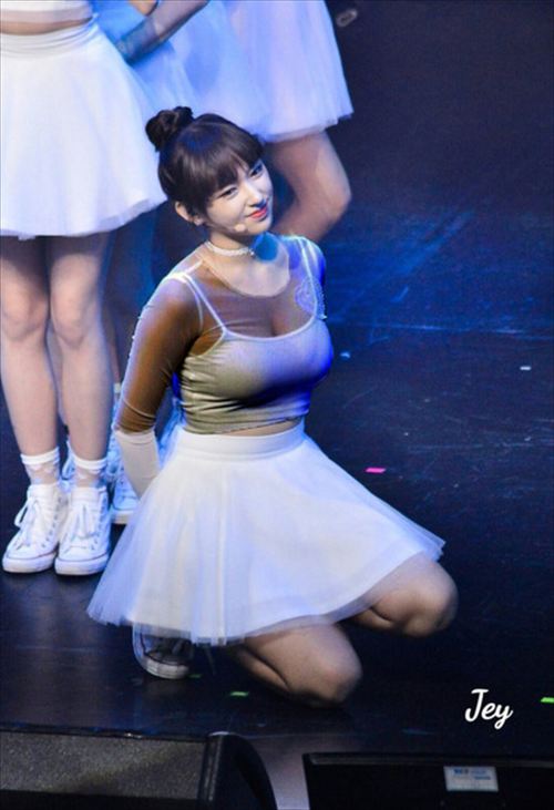 aespaニンニン 大陰唇食い込み エロダンス