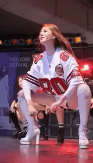 aespaニンニン 大陰唇食い込み 腰振り過激