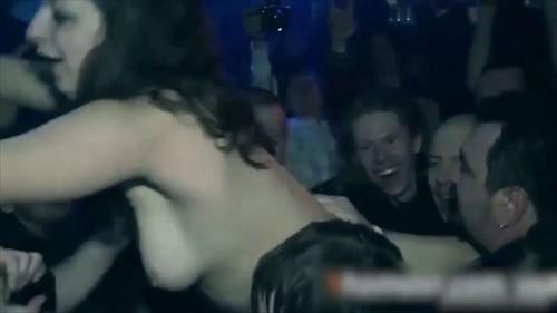 女ミュージシャンマンコ揉まれ全裸ハプニング14