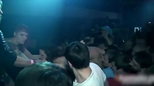 ロックライブ客席ダイブエロおっぱいシーン15