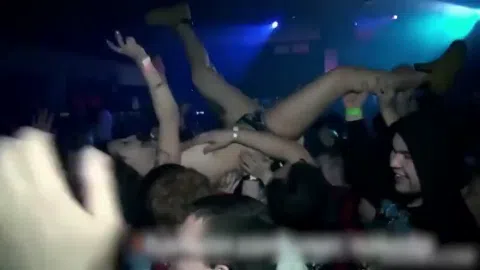 欧米地下ロックライブ女ミュージシャンステージダイブおっぱいマンコ触られ全裸動画1