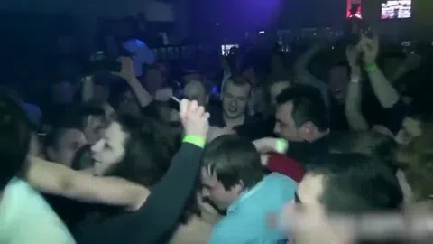 Holeコートニーラブ客席ダイブおっぱいマンコ揉まれシーン5