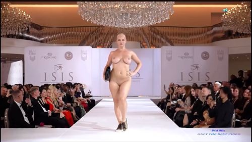 全裸モデル ファッションショー 乳首ピアス マンコチェーン