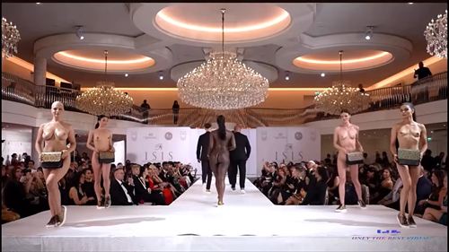 海外全裸ショー モデル 汗ばむ裸体 マンコ丸見え