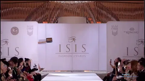 全裸ファッションショー モデル マンコ丸出し歩行