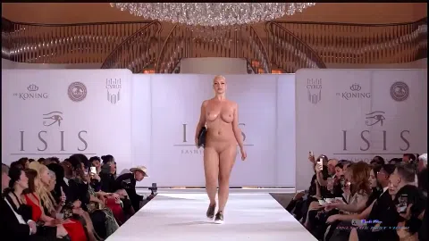 全裸モデル ランウェイ おっぱい揺れ マンコヒクつく