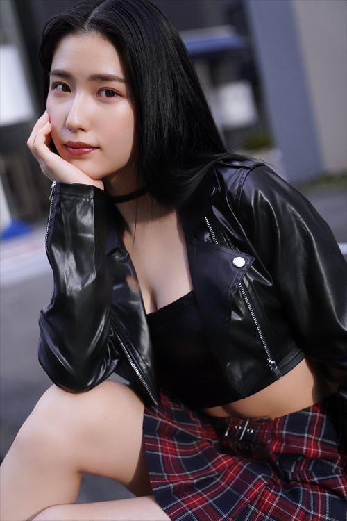 森嶋あんり エロ 黒ビキニ むっちり太もも＆谷間