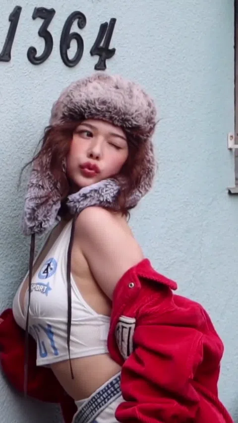 村重杏奈 27歳 おっぱい見せたい宣言後 最新ビキニ画像