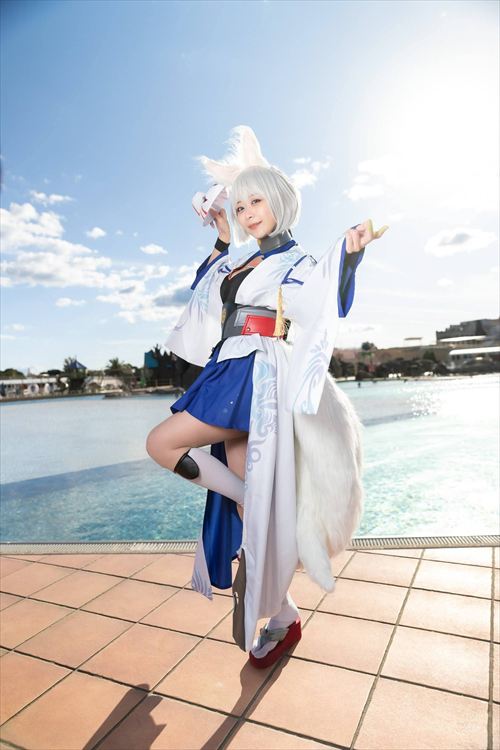 成瀬いな メイド服コスプレ 巨乳はみ出し エロ画像