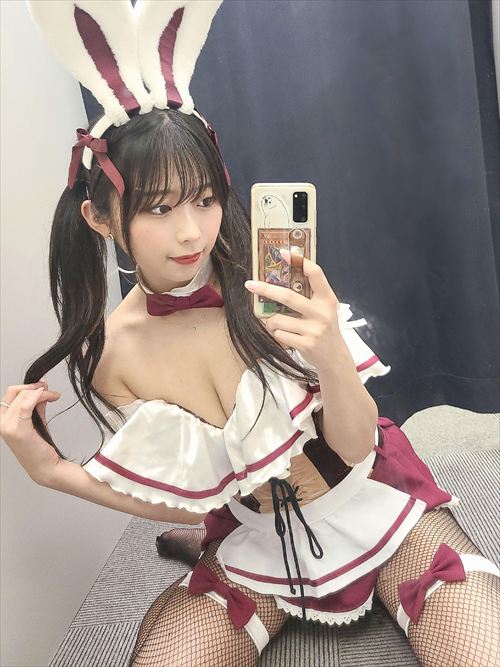 成瀬いな くびれ自撮り マイクロビキニ 下乳はみ出し