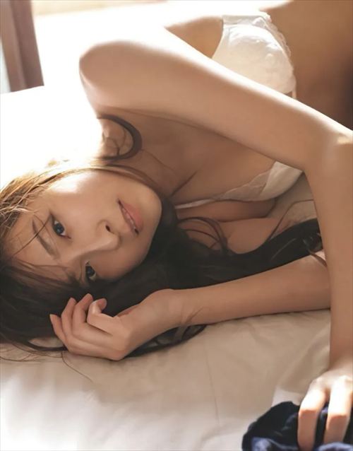 緒方咲 アイドル写真集 かわいい表情 ビーチ撮影 水着姿 スタイル抜群