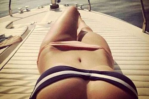 お腹凹ませオマンコ入り口見せ017