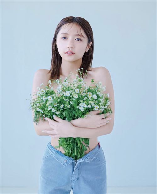 大原優乃 胸の谷深すぎ 映画イベント 黒の谷間ドレス エロス全開