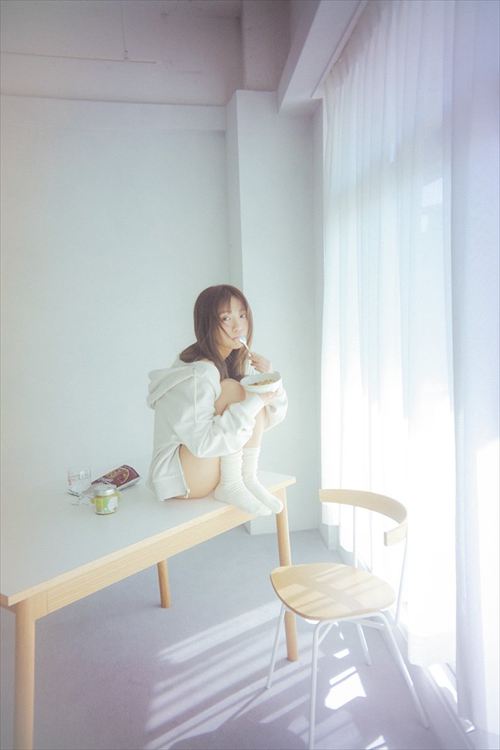 大原優乃 エロ谷間 映画天文館探偵物語 完成披露 ドレス胸元