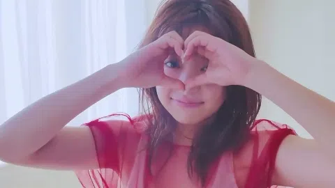 大原優乃 胸元開きすぎ 映画イベント 谷間強調 グラビアアイドル 肉体美披露