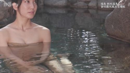 佐藤あかり 温泉オフショット セクシー谷間と美尻