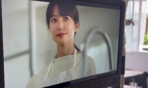 佐藤あかり 秘湯ロマン バスタオル姿 お尻張り付きシーン