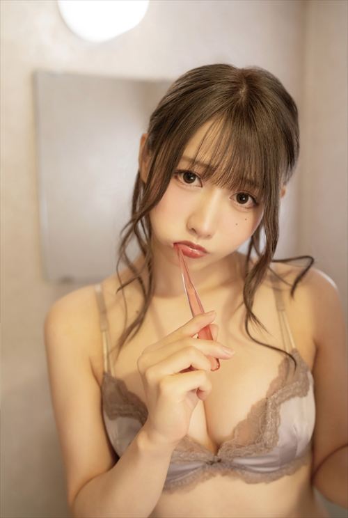 篠原みなみ 白水着 濡れ透け風 巨乳グラビア