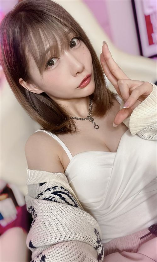 篠原みなみ 自撮り エロ あざとい谷間ショット