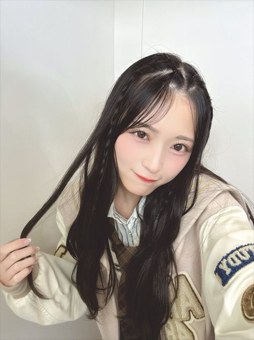 佐藤綺星 初水着 写真集カット 美脚 ウエストライン ビキニ ランジェリー AKB48センター