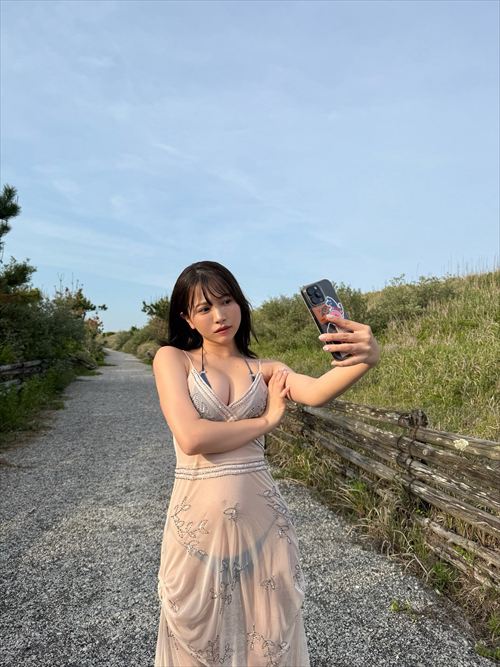 鈴木聖 自撮り X投稿 部屋着谷間 Gカップチラ見せ