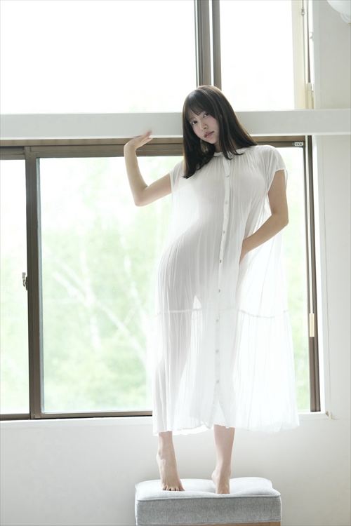 鈴木聖 1st写真集 過激水着 くびれ87-59-86 透け乳首ショック