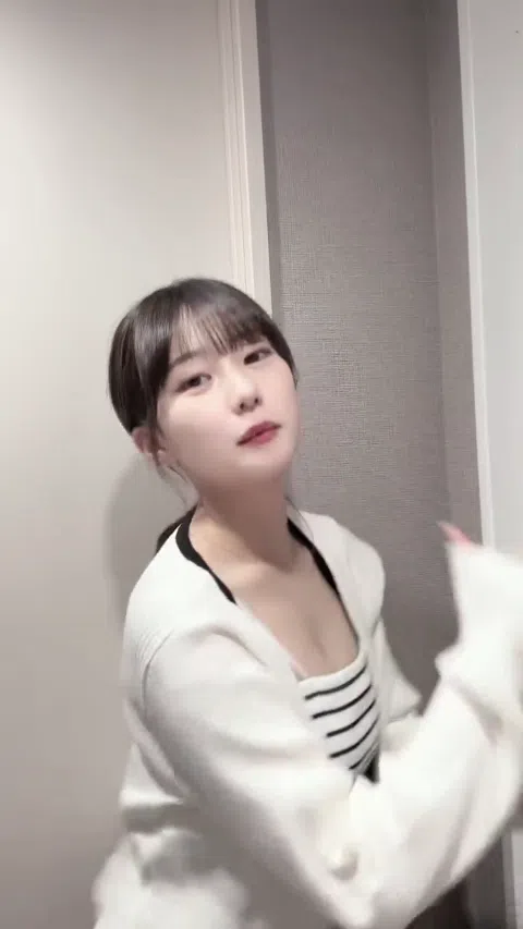 元HKT田中美久爆乳ニップレスはみ出しポーズ5