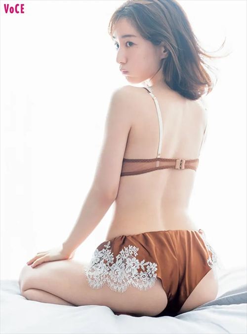 田中みな実 グラビア胸チラ Eカップ ビキニ谷間