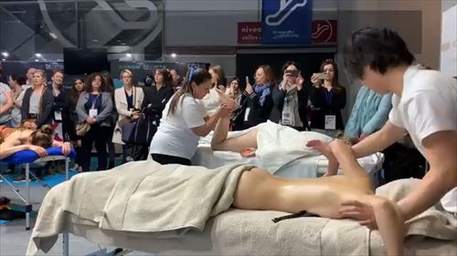 フランス人全裸 セラピストマッサージ オイル光る